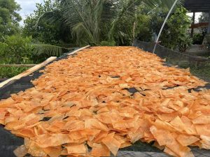 Cảnh phơi bánh thủ công
